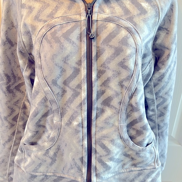 Lululemon Scuba Hoodie - Gray Zigzag - Size 10 - Picture 4 of 8